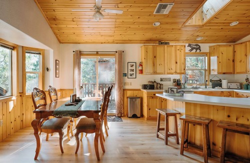 Sugarloaf Cabin | Cozy Cabin Vibes! Great Reviews! Steps to Hiking! Immaculate! Free EV Charging!