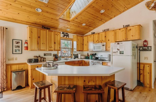Sugarloaf Cabin | Cozy Cabin Vibes! Great Reviews! Steps to Hiking! Immaculate! Free EV Charging!
