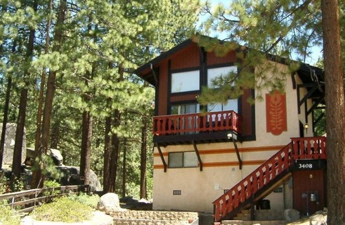 South Lake Tahoe Ski Chalet | Cozy Chalet 5 min from downtown, casinos and ski lift