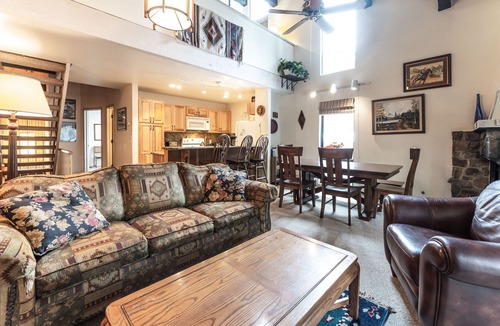 Kings Beach Condo | Cozy condo with shared pool and tennis courts near lake, Northstar, and more!