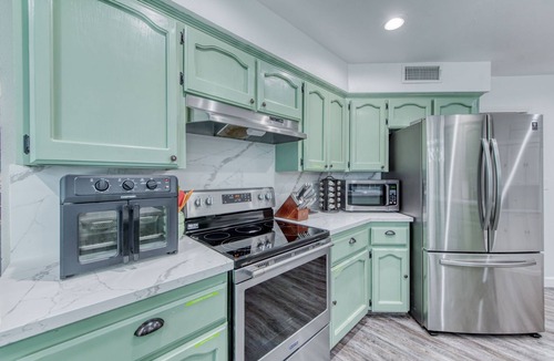 Raisin House | Cozy Contemporary Home in North Fresno