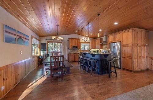 Tahoe Vista Cabin | Cozy Cottonwood - Hot Tub!