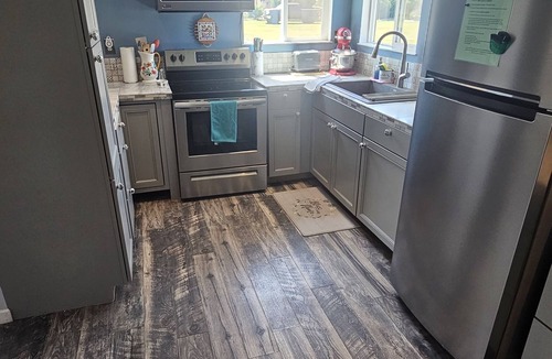 Turlock House | Cozy Country Cottage- a farm experience, yet close to town