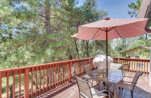 Groveland Ski Chalet | Cozy family-friendly mountain chalet with pool - near Yosemite