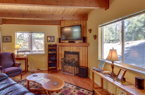 Groveland Ski Chalet | Cozy family-friendly mountain chalet with pool - near Yosemite