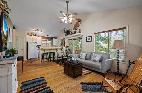 Tuolumne House | Cozy Forest Cabin Near Yosemite Romantic Escape