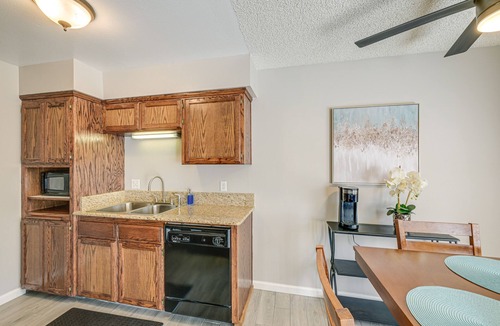 Fresno Condo | Cozy Fresno Condo w/Balcony & Pool Access