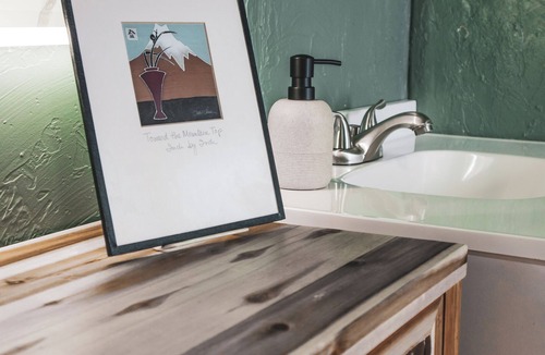 Reedley House | Cozy Geodome Farmstay Near National Parks - Remote Work Friendly