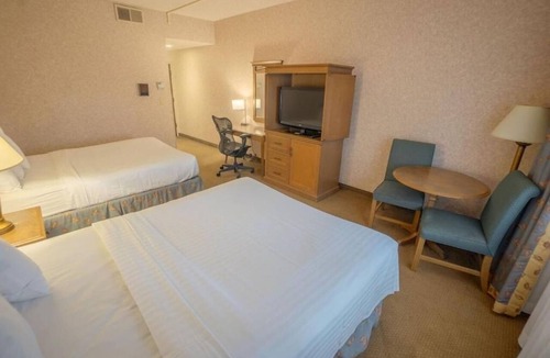 Raisin Hotel | Cozy Getaway Near Airport! 2 Relaxing Units w/Shuttle & Dining Onsite!