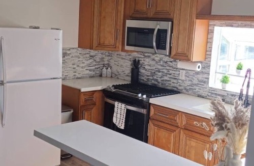 Paramount Apartment | Cozy Home Minutes to Beach Cities!