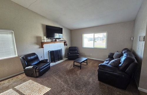 Rosamond House | Cozy house in the heart of Willow Springs