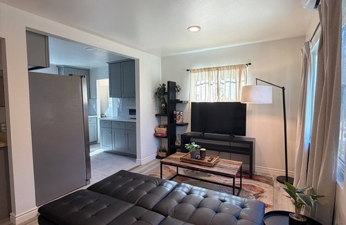 Los Angeles Apartment | Cozy LA Hideaway Work & Stay