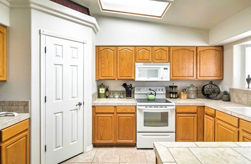 Lake Havasu City House | Cozy Lake Havasu City Retreat w/Deck & Pool Table