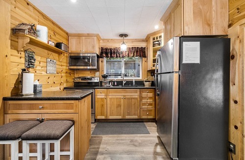 Peninsula Village Cabin | Cozy Lakeside Cabin, Steps from Lake Almanor and Close to Lassen Volcanic National Park in California