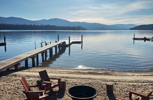 Priest River Cabin | Cozy Lakeside Winter Cabin, Pet Friendly, Cedar Hot Tub with Moonrise Views