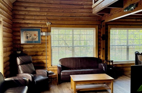 Dunsmuir House | Cozy Log Home on the Banks of the Upper Sacramento River