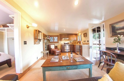 Calistoga Resort | COZY 'LOVE SHACK' with kitchen, pool and infinity hot tub - near CALISTOGA