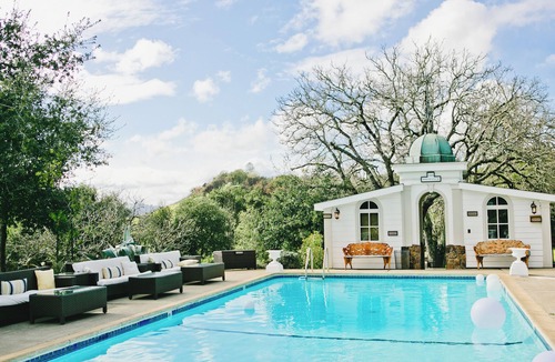 Calistoga Resort | COZY 'LOVE SHACK' with kitchen, pool and infinity hot tub - near CALISTOGA
