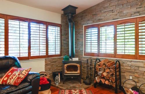 Mi-Wuk Village House | Cozy Mi-Wuk Village Cabin w/Deck!