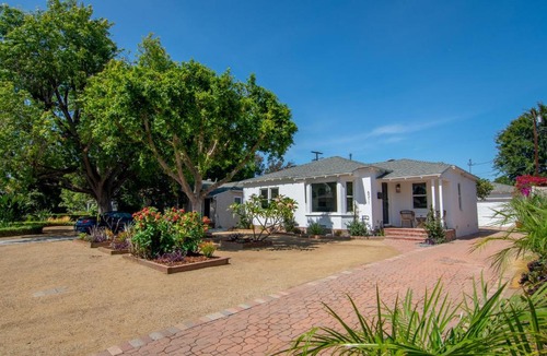 Valley Glen House | Cozy Modern 3 Bedroom home near Universal Studios