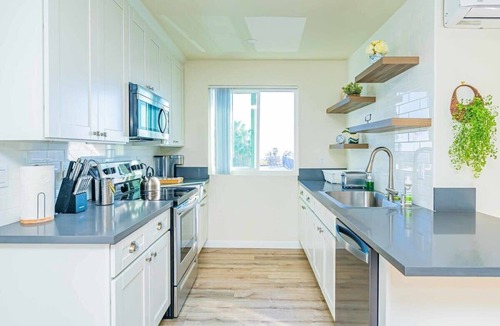 Altadena Apartment | Cozy Modern Escape with Balcony Near LA Hotspots#8