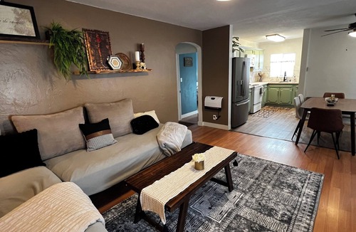 Reno House | Cozy Modern Home- Sleeps 10- Dog Friendly