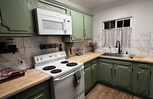 Reno House | Cozy Modern Home- Sleeps 10- Dog Friendly