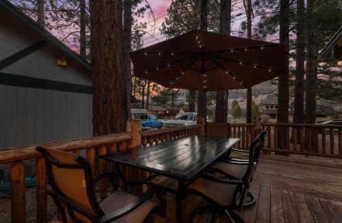 Big Bear City House | Cozy mountain cabin, Hot Tub, BBQ, Games by MariamsBnb