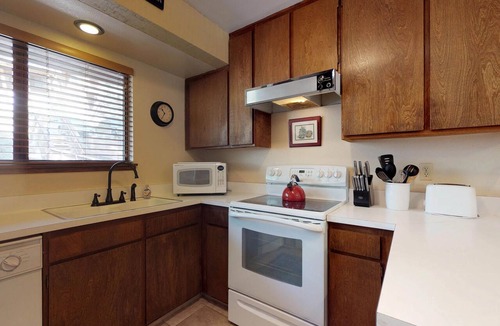 Lakeshore Condo | Cozy Mountain Condo with Hot Tub & Seasonal Pool - Year-Round Outdoor Fun Nearby
