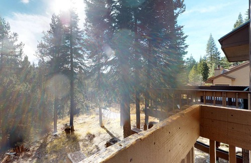 Lakeshore Condo | Cozy Mountain Condo with Hot Tub & Seasonal Pool - Year-Round Outdoor Fun Nearby