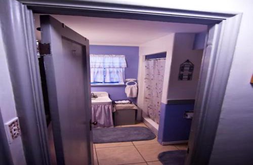Lone Pine House | Cozy Muir Cottage - In Town - Pet Friendly