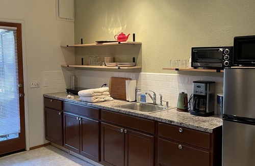 North Lakeport Apartment | Cozy, New, 1 Bedroom Private Apt near Hospital - Pets Negotiable