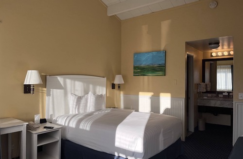Downtown Monterey Cabin | Cozy PET FRIENDLY Double Queen Room at Ocean-Side Property!