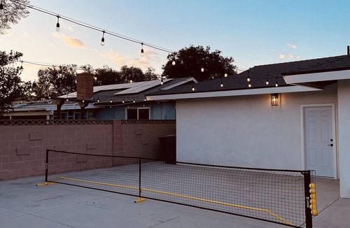 Northeast Anaheim House | Cozy Pickleball Retreat 11 min from Disney