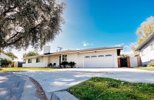 Northeast Anaheim House | Cozy Pickleball Retreat 11 min from Disney