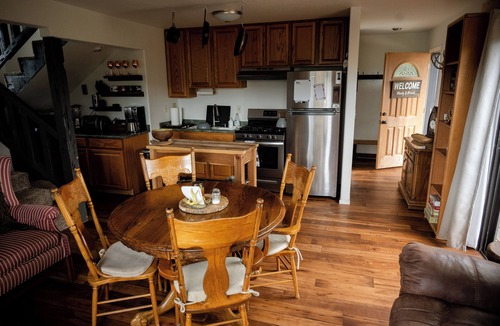 Whispering Forest Cabin | Cozy Private 2-Bedroom Big Bear Cabin on 1 acre w/Pano MTN Views, Jacuzzi, WiFi
