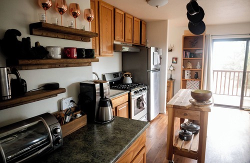 Whispering Forest Cabin | Cozy Private 2-Bedroom Big Bear Cabin on 1 acre w/Pano MTN Views, Jacuzzi, WiFi