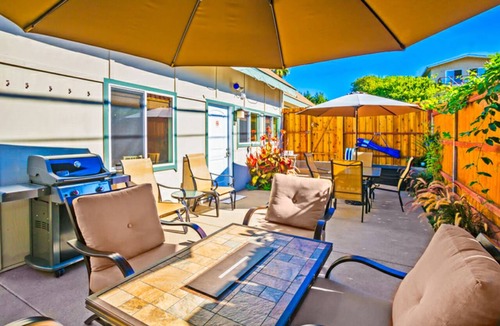 Beach Barber Tract House | Cozy & Private - 2 Br 2 Ba -Patio, Firechat-AC- Private parking 2 blks to beach