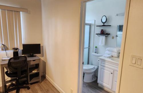 Palms House | Cozy Private Room & Bath Central Location LA