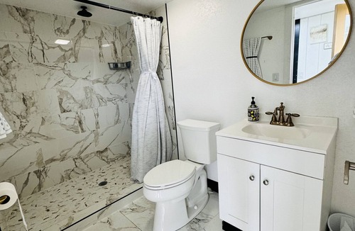Kaweah House | Cozy Private Suite with bathroom, 28 mins from Sequoia National Park.