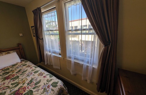 Marina District Hotel | Cozy Queen Courtyard Retreat – Your Tranquil Escape in San Francisco!