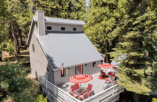Sierra Cedars Cabin | Cozy Red Door Retreat in Shaver Lake!