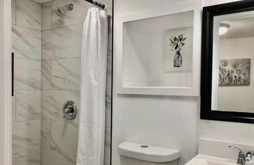 Ashland House | Cozy Serene 1BR Unit with AC & Covered Patio