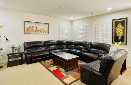 Riverpark House | Cozy single family house with large back yard