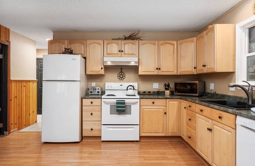 Sierra Cedars Cabin | Cozy, single level near the lake w/BOAT Parking!