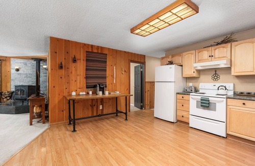 Sierra Cedars Cabin | Cozy, single level near the lake w/BOAT Parking!