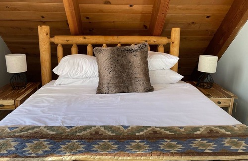 Pla-Vada Woodlands Cabin | Cozy Ski Chalet in Soda Springs - wood stove, dog friendly, great for families