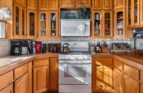 Bear Valley Cabin | Cozy Ski-in/out 3bd/2ba + loft cabin in Bear Valley only steps away from lake.