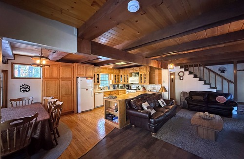 Bear Valley Cabin | Cozy Ski-in/out 3bd/2ba + loft cabin in Bear Valley only steps away from lake.