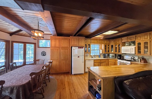 Bear Valley Cabin | Cozy Ski-in/out 3bd/2ba + loft cabin in Bear Valley only steps away from lake.